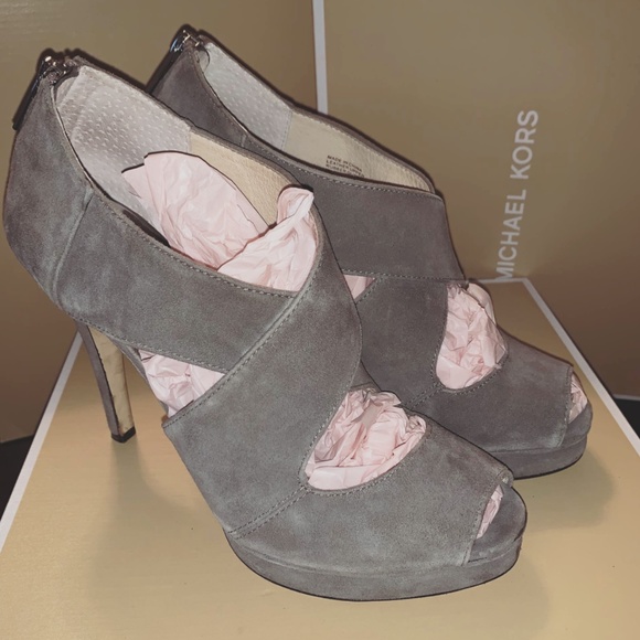 Michael Kors Gray Suede Elena Cross Strap, Size 7 - Picture 1 of 5